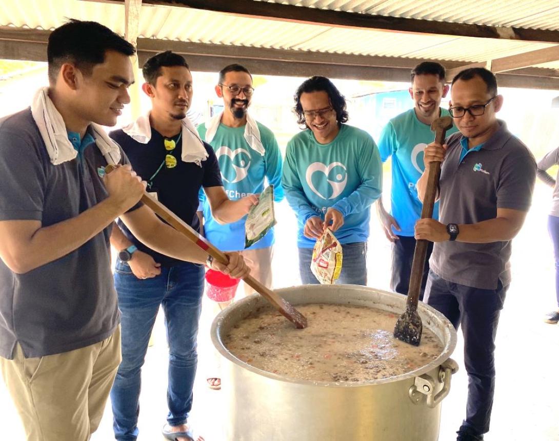 Volunteers from PRefChem CARES and authorities working together to cook bubur lambuk.