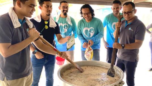 Volunteers from PRefChem CARES and authorities working together to cook bubur lambuk.
